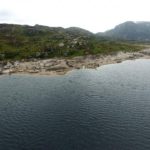 The parts of the shore where the settlements are located. The newly discovered stone-age settlement at the left side and the previously identified settlement at the right side.