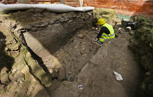 Rome metro line runs into Roman barracks and burial ground